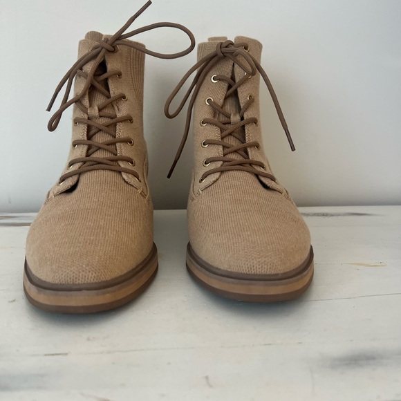 ⬇️👀 ROTHY’s The Laced Lug Boot in EXCELLENT Condition! - Picture 5 of 12